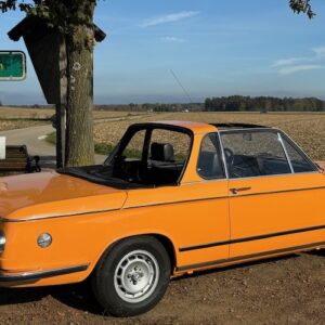 Seitenansicht vom BMW 2002 Baur Cabrio Oldtimer in München