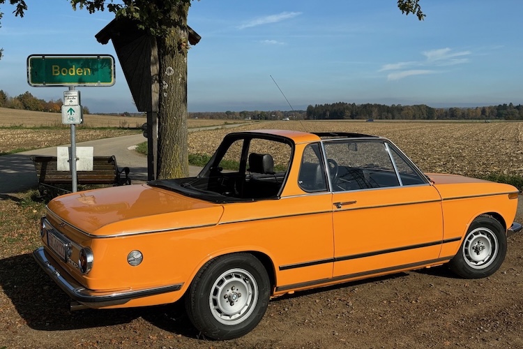 Seitenansicht vom BMW 2002 Baur Cabrio Oldtimer in München