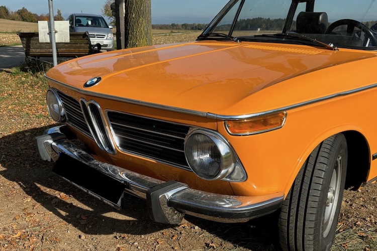 Frontansicht vom BMW 2002 Baur Cabrio Oldtimer in München