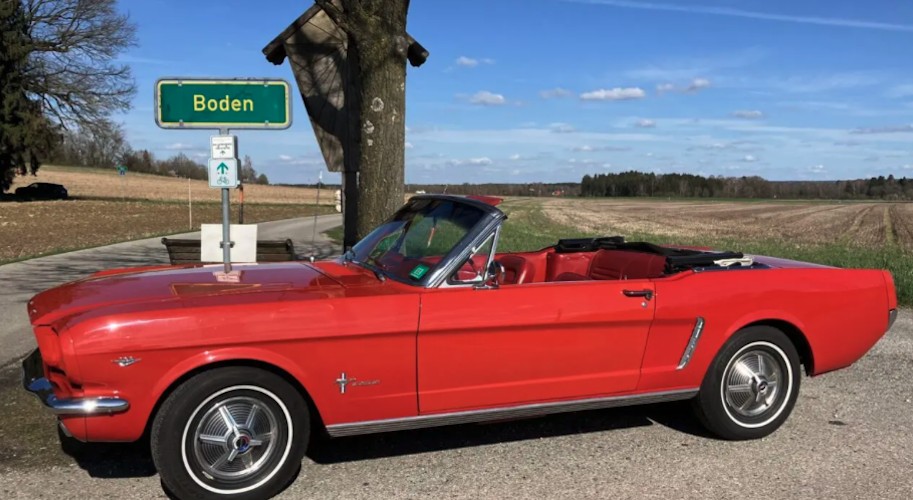 Seitenansicht vom Ford mustang Oldtimer in München