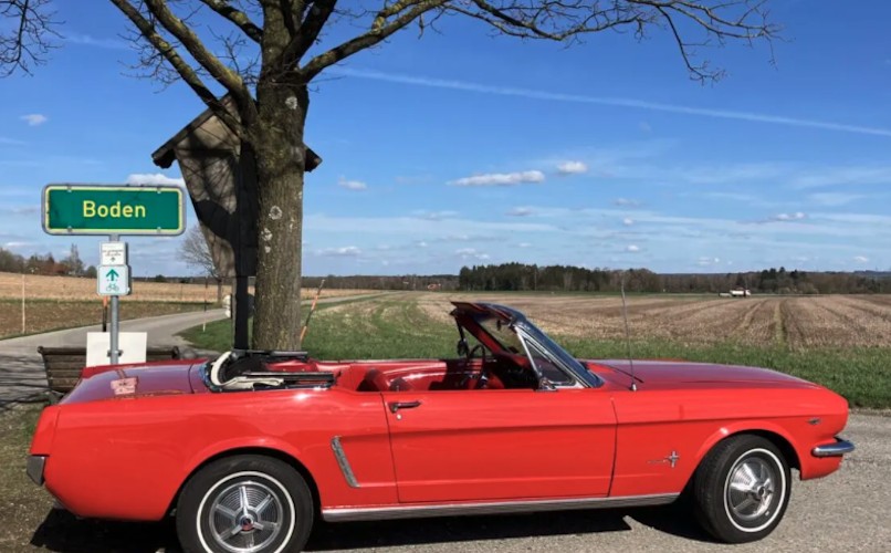 Seitenansicht vom Ford mustang Oldtimer in München