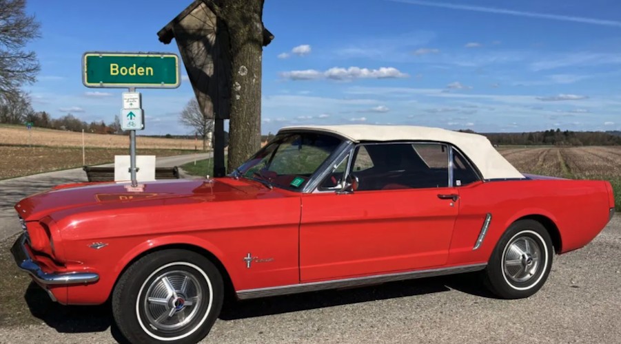 Seitenansicht vom Ford mustang Oldtimer in München