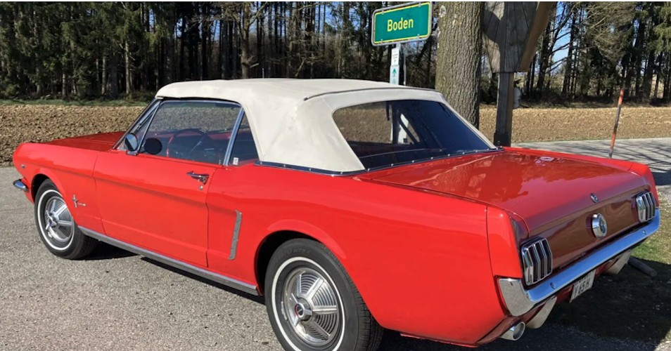 Seitenansicht hinten vom Ford mustang Oldtimer in München