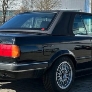 Heckansicht vom BMW 320i Cabrio Oldtimer in München