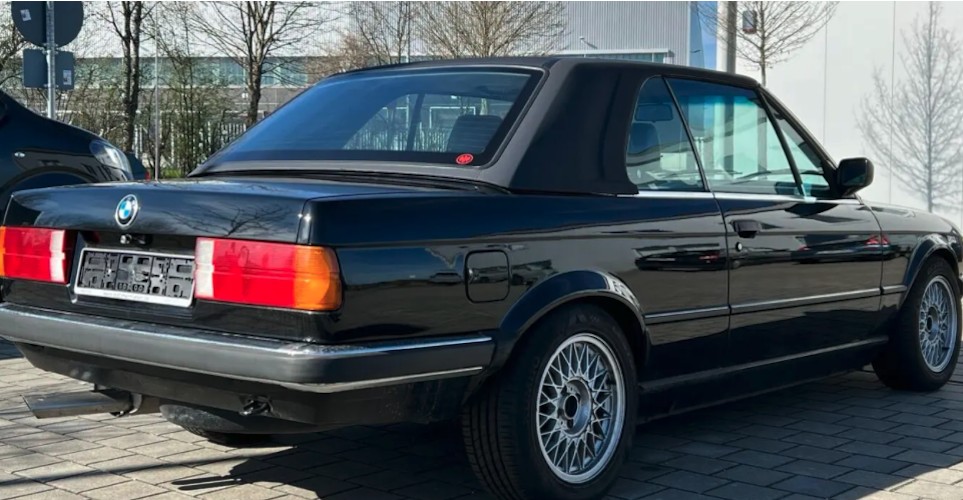 Heckansicht vom BMW 320i Cabrio Oldtimer in München