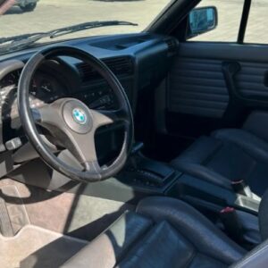 Innenraum Fahrer vom BMW 320i Cabrio Oldtimer in München