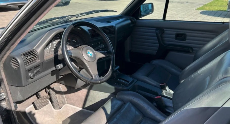 Innenraum Fahrer vom BMW 320i Cabrio Oldtimer in München