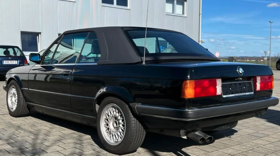 Seitenansicht hinten vom BMW 320i Cabrio Oldtimer in München