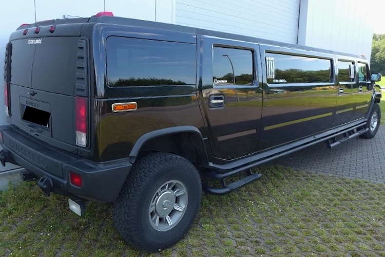 Heckansicht von Hummer H2 Stretchlimo in Dortmund