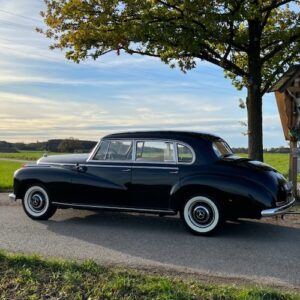 Seitenansicht vom Mercedes-Benz 300 Adenauer Oldtimer in München