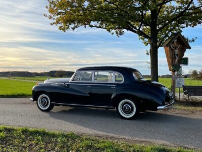 Seitenansicht vom Mercedes-Benz 300 Adenauer Oldtimer in München