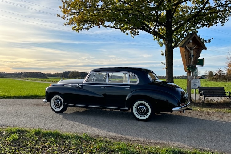 Seitenansicht vom Mercedes-Benz 300 Adenauer Oldtimer in München