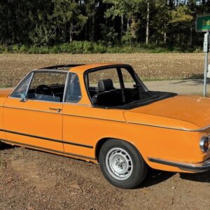 Seitenansicht hinten vom BMW 2002 Baur Cabrio Oldtimer in München