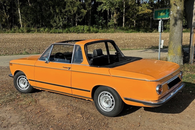 Seitenansicht hinten vom BMW 2002 Baur Cabrio Oldtimer in München