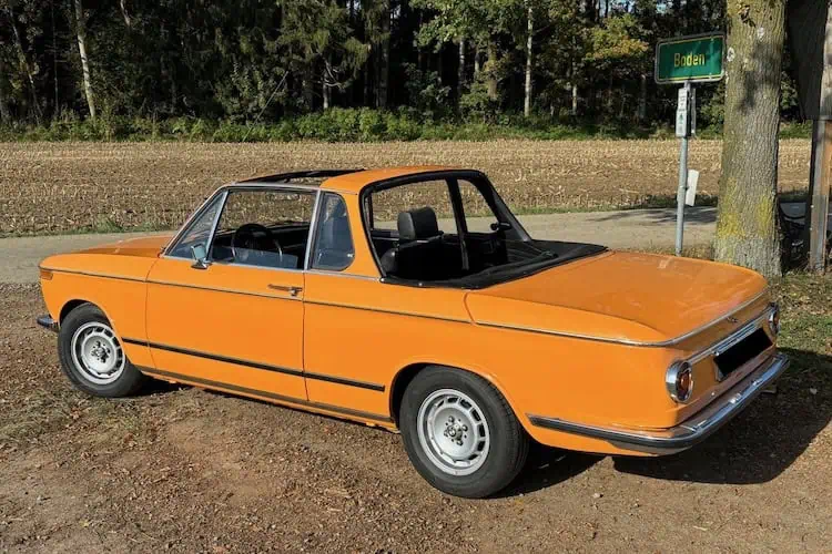 Seitenansicht hinten vom BMW 2002 Baur Cabrio Oldtimer in München