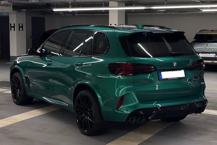 Seitenansicht hinten vom BMW X5M Competition in München