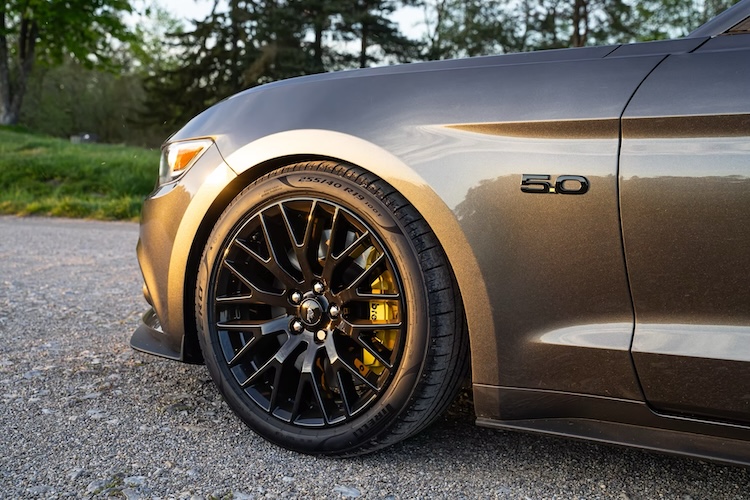 Seitenansicht vom Ford Mustang GT Cabrio in Nürnberg