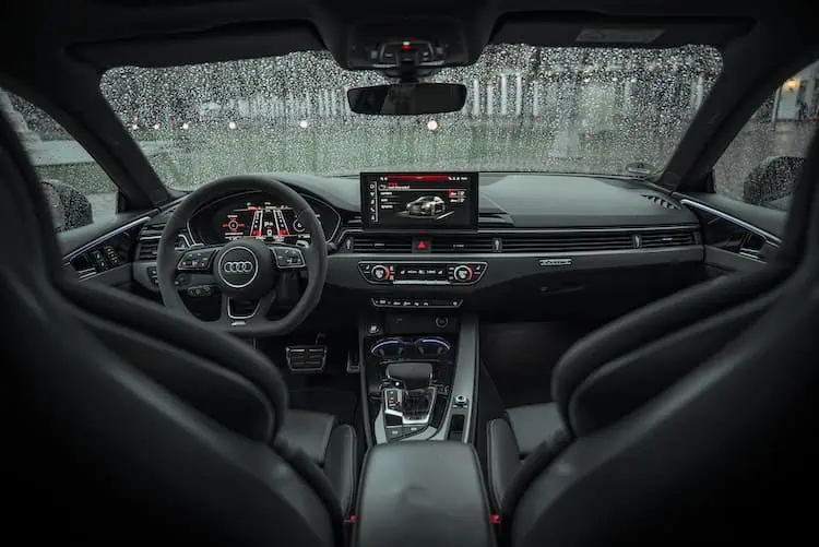 Innenraum vorne vom Audi RS5 ABT in Frankfurt