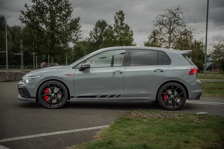 Seitenansicht vom Golf 8 GTI Clubsport in Frankfurt