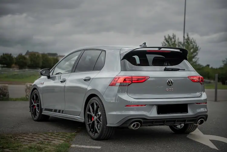 Seitenansicht hinten vom Golf 8 GTI Clubsport in Frankfurt