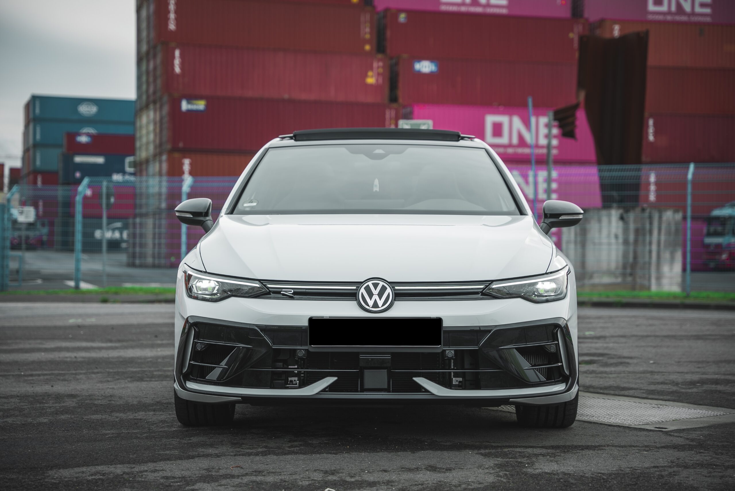 Frontansicht vom Golf 8 R in Frankfurt
