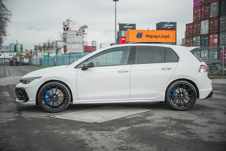 Seitenansicht vom Golf 8 R in Frankfurt