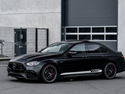 Seitenansicht vorne vom Mercedes E63s AMG in Siegen