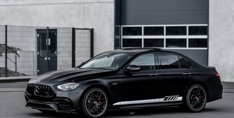 Seitenansicht vorne vom Mercedes E63s AMG in Siegen