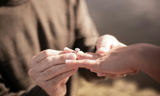 Ring anstecken beim Heiratsantrag