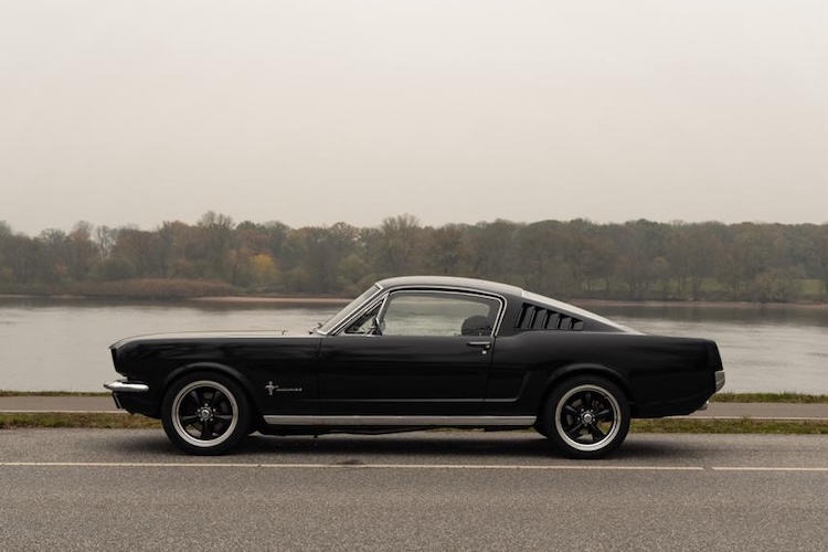 Seitenansicht vom Ford Mustang Fastback in Hamburg