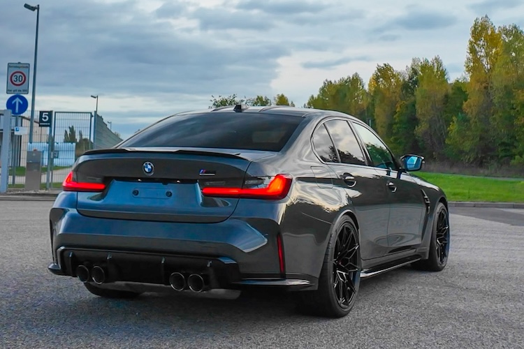 Heckansicht seitlich vom BMW M3 Competition in Leipzig