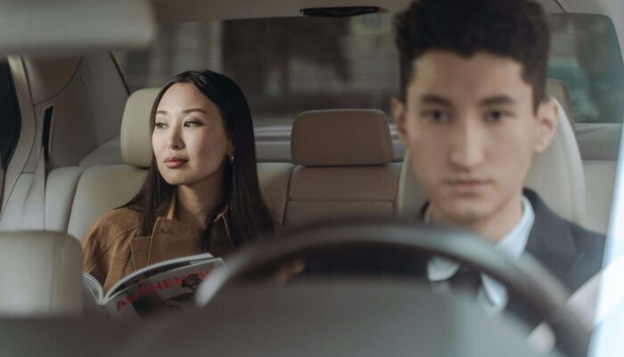 Chauffeur Service - Chauffeur und Kunde im Auto