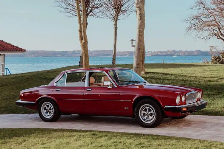 Seitenansicht vom Jaguar XJ6 Oldtimer in Flensburg