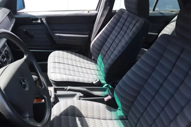 Innenraum vom Mercedes 190 D W201 in Flensburg