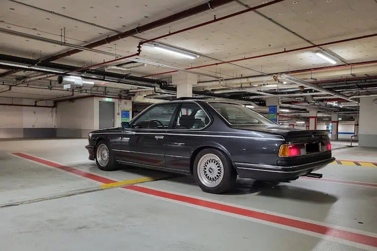 seitliche Rückansicht vom BMW 635 CSi E24 in München
