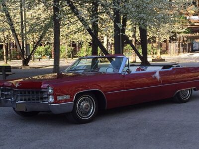 Seitenansicht vom Cadillac DeVille Oldtimer in Essen