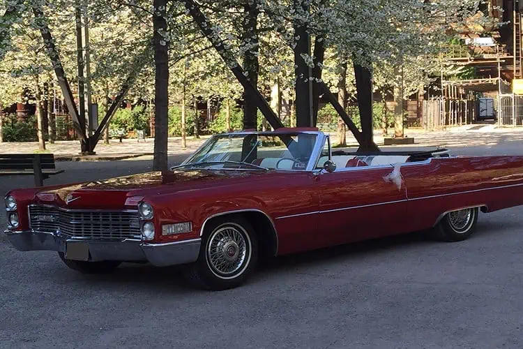 Seitenansicht vom Cadillac DeVille Oldtimer in Essen