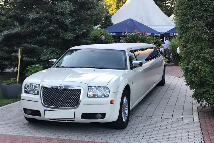 Frontansicht von der Chrysler 300C Stretch Limousine in Essen