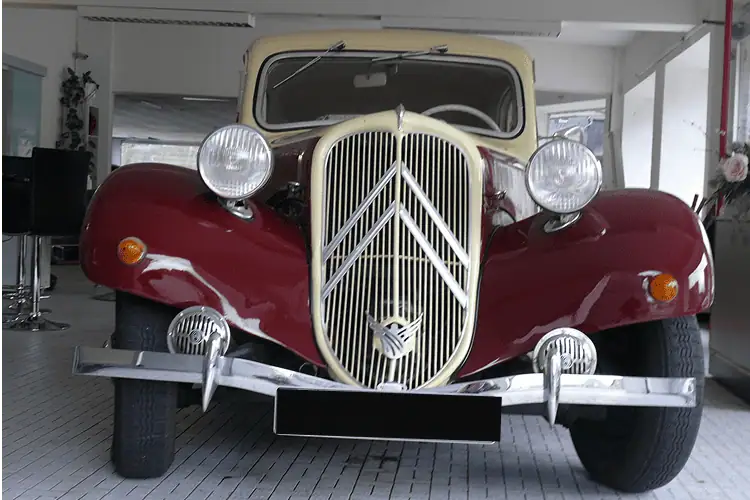 Frontansicht vom Citroen Modell 11 CV Oldtimer in Essen