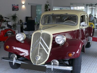 Frontansicht vom Citroen Modell 11 CV Oldtimer in Essen