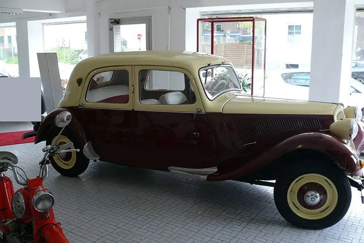 Seitenansicht vom Citroen Modell 11 CV Oldtimer in Essen