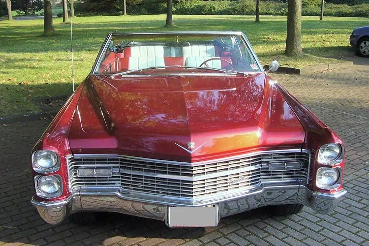 Frontansicht vom Cadillac DeVille Oldtimer in Essen