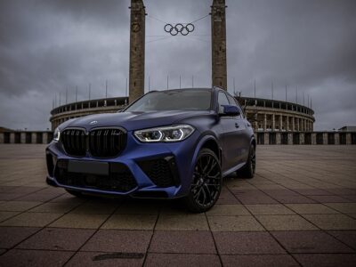 Ansicht Vorderseite BMW X5M Competition in Berlin