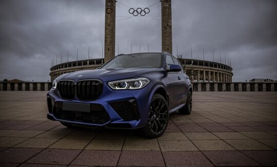 Ansicht Vorderseite BMW X5M Competition in Berlin