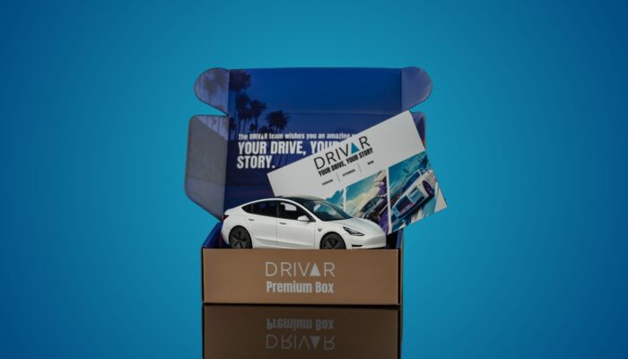 Offene Gutschein Box mit einem Tesla drinne.
