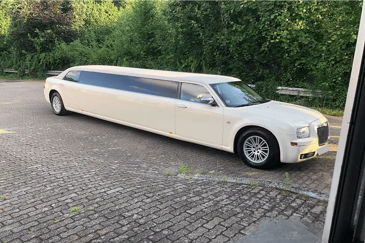 Seitenansicht von der Chrysler 300C Stretch Limousine in Essen