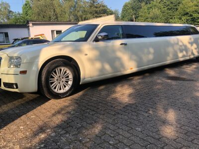 Seitenansicht von der Chrysler 300C Stretch Limousine in Essen