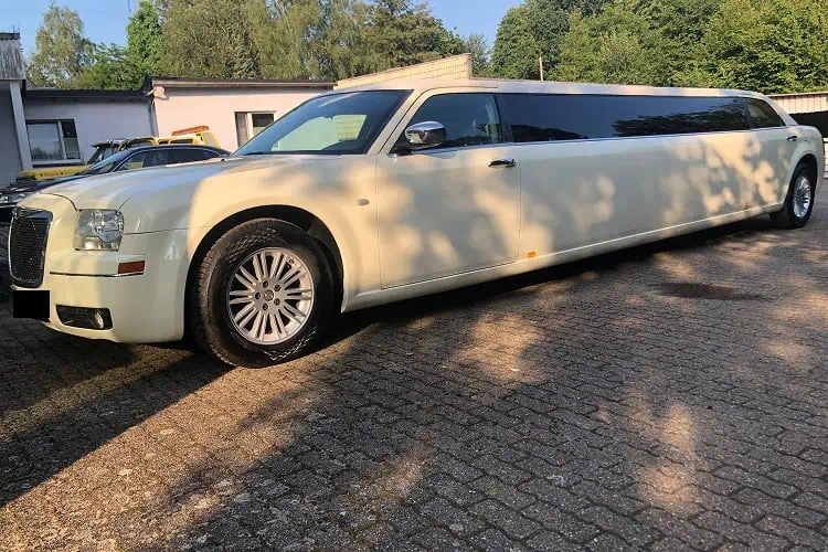 Seitenansicht von der Chrysler 300C Stretch Limousine in Essen