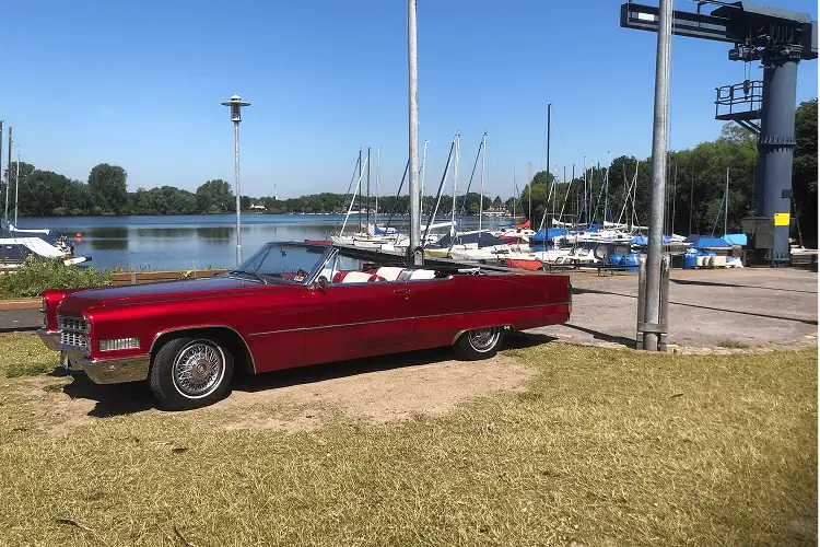 Seitenansicht vom Cadillac DeVille Oldtimer in Essen