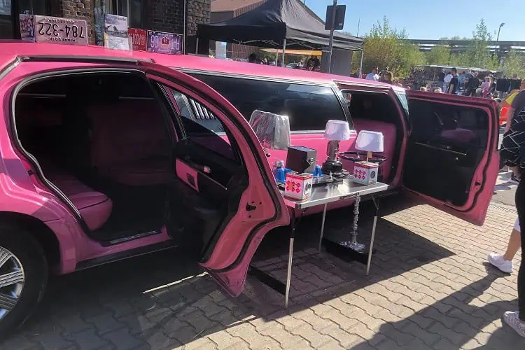 Seitenansicht von der Lincoln Town Car Luxus-Limousine in Essen